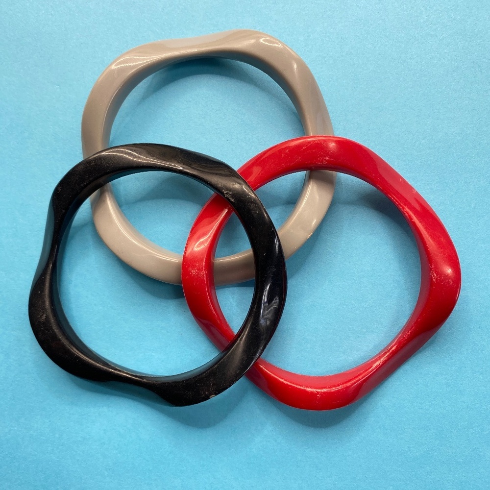 Vintage Wavy Bangle Bracelets Lot Of 3 Red Gray Black